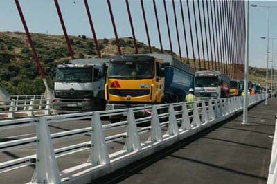 Decenas de camiones cargados pusieron a prueba esta obra de ingeniería. (Foto: LVDT)