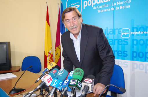 El alcalde electo tomando asiento antes de la rueda de prensa en la sede del PP. (Foto: J.F.)