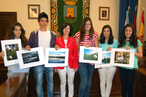 Rosa Bello junto a los ganadores del certamen de este año. (Foto: J.F.)