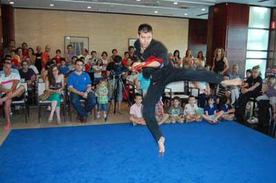 El campeón Eduardo Lurueña durante su exhibición en El Corte Inglés. (Foto: Carlos Granda)