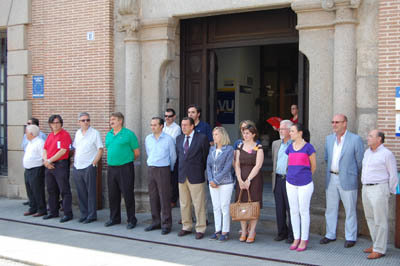 Miembros de la Corporación Municipal a las puertas del Consistorio. (Foto: Carlos Granda)