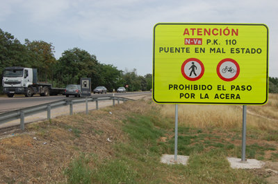 Cartel instalado a la entrada del puente del Alberche. (Carlos Granda)