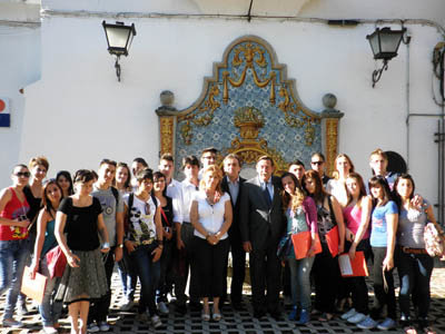 El alcalde junto a los alumnos en el Centro de Promoción de la Artesanía. (Foto: LVDT)