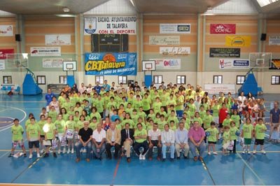 Foto de la numerosísima familia del CB Talavera en el Polideportivo Puerta de Cuartos. (Foto: J.F.)