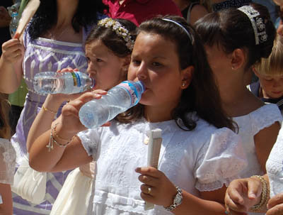 Los niños y niñas intentaron paliar el intenso calor con botellas de agua. (Foto: Carlos Granda)