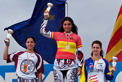 Daniela, en lo alto del podio, celebra con su trofeo la victoria nacional. (Foto: LVDT)