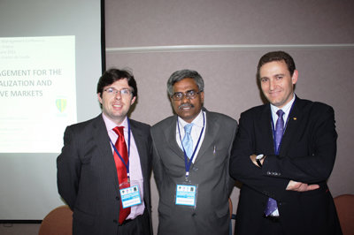 Víctor Manuel Martín, director general adjunto de Caja Rural de CLM, en la presentación en París. (Foto: LVDT)