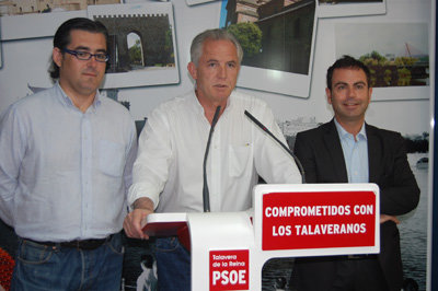 Perantón, Camacho y Gutiérrez en la sede talaverana del PSOE. (Foto: J.F.)