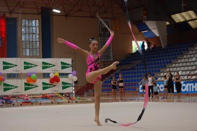 Una de las gimnastas durante su ejercicio sobre el tartán. (Foto: J.F.)