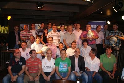 Algunos de los premiados junto a Muelas en el Restaurante El Paso. (Foto: D.M.)