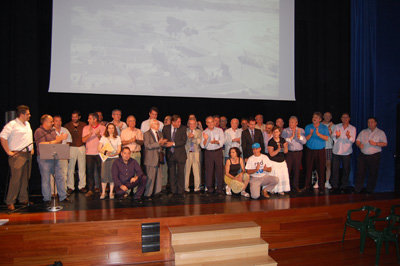 Todos los colectivos integrantes de la Plataforma celebrando el 20-J en el 'Rafael Morales'. (Foto: J.F.)