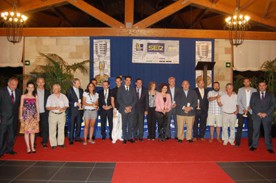 Foto de familia de los premiados y los trabajadores de SER Talavera. (Foto: J.F.)