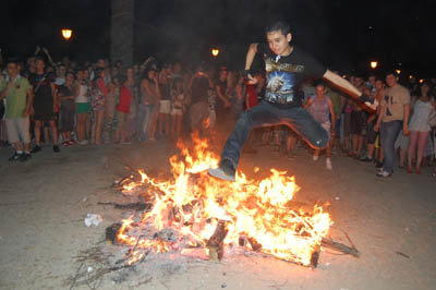 La hoguera, protagonista en la noche de San Juan. (Foto: Carlos Granda)