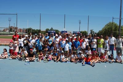 Foto de familia en las pistas de tenis de la Ciudad Deportiva. (Foto: J.F.)