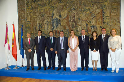 Foto de familia del nuevo Gobierno de Castilla-La Mancha. (Foto: LVDT)