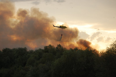 El difícil acceso a la zona otorgó mayor protagonismo al helicóptero de extinción. (Foto: Carlos Granda)