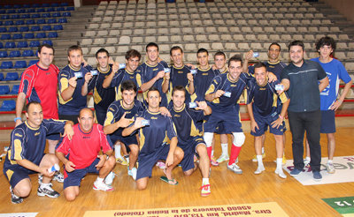 Los jugadores del OID posan con los carnets de socios.  (Foto: LVDT)