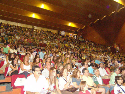 Casi cuatro mil personas, entre peregrinos, familias de acogida y amigos, disfrutaron del musical 'Todo va a cambiar'. (Foto: J.F.)