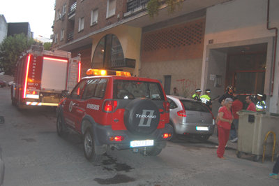 Los Bomberos y Policía Local se personaron en el lugar del suceso. (Foto: Carlos Granda)