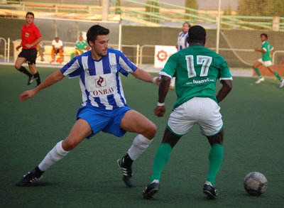 Jorge trata de arrebatar el esférico al jugador nigeriano Abideoye Luke. (Foto: Carlos Granda)