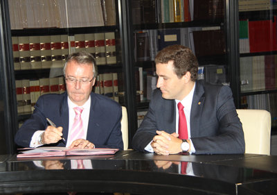 Un momento de la rubrica del acuerdo entre el Consejero y el director general de la entidad. (Foto: ARCHIVO)