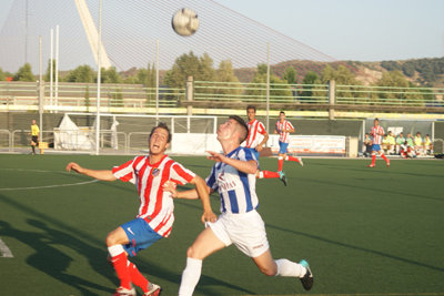 Dos jugadores se disputan un balón alto en el Diego Mateo 'Zarra'. (Foto: D.M.)