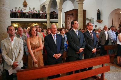 Jou presenció la Santa Misa junto al alcalde de Navalcán y otras autoridades del municipio. (Foto: LA VOZ DEL TAJO)