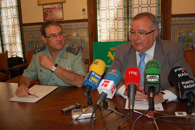 El capitán de la Guardia Civil y el subdelegado ofrecieron los pormenores de la operación. (Foto: J.F.)