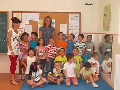 La concejala junto a varios niños del programa escolar de verano. (Foto: LA VOZ DEL TAJO)