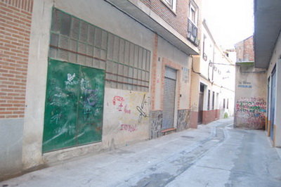 El hombre fallecido habitaba en esta nave adaptada a vivienda en la calle La Solana, en pleno casco histórico de Talavera.  (Foto: Carlos Granda)