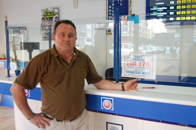 Ramón Cebrián posa orgulloso con el premio que vendió en su punto de venta. (Foto: C.G.)