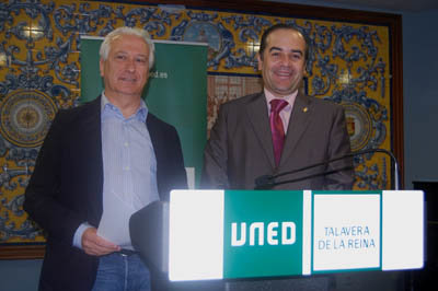 Martínez de la Casa y Gregorio comparecieron ante los medios en el salón de la UNED.  (Foto: Carlos Granda)