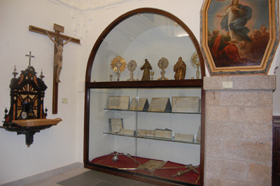 Los fondos archivísticos están recogidos en una exposición en la Sacristía del templo talaverano. (Foto: J.F.)