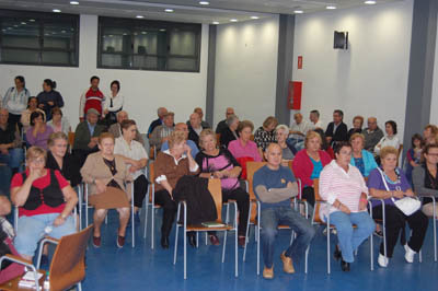 Más de un centenar de vecinos estuvieron en el salón de actos presenciando la asamblea. (Foto: J.F.)