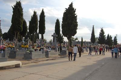 Durante todo el día el cementerio estuvo lleno de visitas unidas al recuerdo sempiterno. (Foto: J.F.)