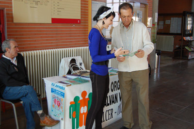 Varios voluntarios informaron sobre la campaña en la Universidad. (Foto: J.F.)