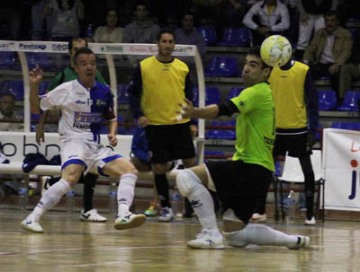 Festival de goles y de buen fútbol en el Primero de Mayo. (Foto: D.M.)