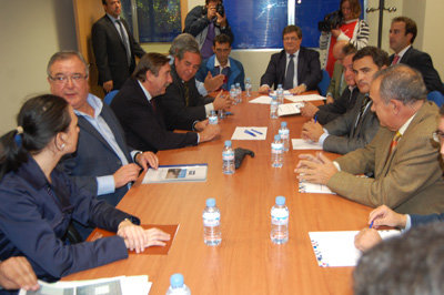 En la patronal se reunieron empresarios, Ayuntamientos de Talavera y Cazalegas y Subdelegación del Gobierno de Toledo. (Foto: J.F.)