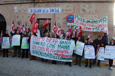 Una treintena de trabajadores protestaron en la puerta de los juzgados antes de la vista. (Foto: J.F.)