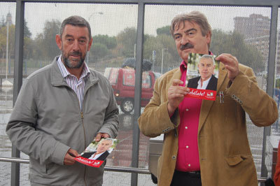 Ávila y Domínguez con la propaganda electoral de Izquierda Unida. (Foto: Carlos Granda)