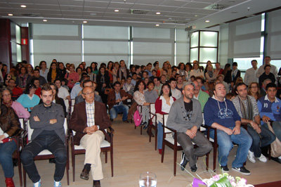 Decenas de usuarios presenciaron la presentación en El Corte Inglés. (Foto: J.F.)