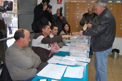 El candidato al Senado ejerciendo su derecho al voto a las 12 del mediodía. (Foto: J.F.)