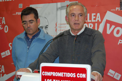 Camacho compareció ante los medios en la sede del PSOE con más del 90% de los votos escrutados. (Foto: J.F.)