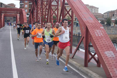 Imagen del paso del pelotón por el Puente de Hierro el año pasado. (Foto: D.M.)