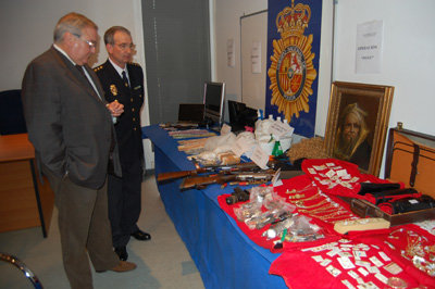 El comisario y el subdelegado analizan el alijo que se expuso para los medios en dependencias policiales. (Foto: J.F.)