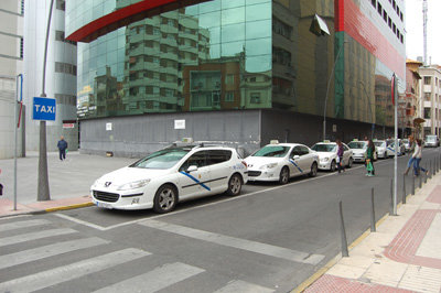 La principal parada está ubicad junto al Hotel Be Smart Talavera, junto a la Estación de Autobuses. (Foto: J.F.)