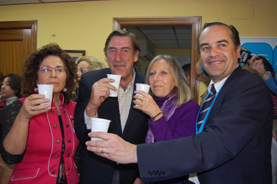 Los populares celebraron con este brindis el triunfo de su partido en la ciudad. (Foto: C.G.)