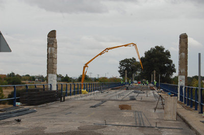 Los trabajos continúan a buen ritmo en la capa de rodadura de la vía. (Foto: J.F.)