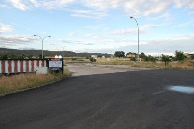 Imagen de una de las puertas de acceso a Torrehierro que permanecen cerradas durante la madrugada. (Foto: J.F.)