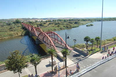 El río Tajo a su paso por Talavera bajo el Puente 'Reina Sofía'. (Foto: J.F.)